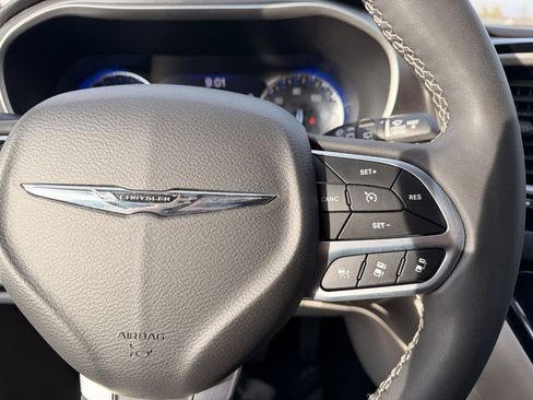 Used 2022 Chrysler Pacifica Touring-L image 15