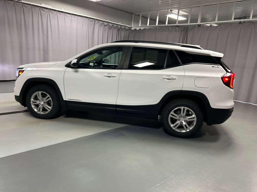 Used 2023 GMC Terrain SLE w/ Driver Convenience Package AWD/4WD image 4