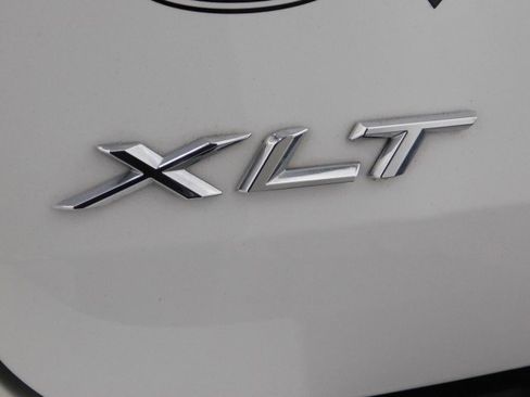 Used 2022 Ford Explorer XLT w/ Equipment Group 202A image 7