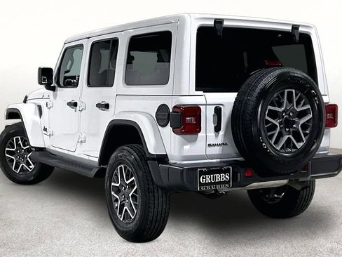Used 2025 Jeep Wrangler Unlimited Sahara AWD/4WD image 15