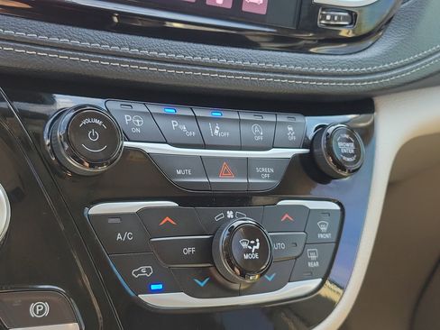 Used 2024 Chrysler Pacifica Limited w/ Uconnect Theater Family Group image 24