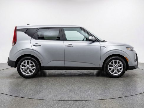 Used 2025 Kia Soul LX w/ LX Technology Package FWD image 11