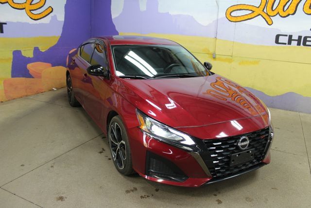 Used 2023 Nissan Altima 2.5 SR AWD/4WD image 2