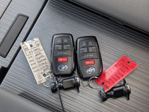 Used 2023 Toyota Sienna XSE AWD/4WD image 40