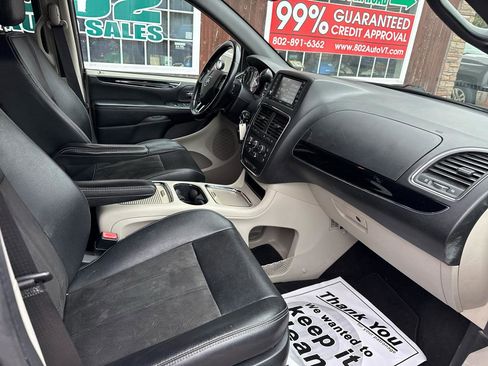 Used 2019 Dodge Grand Caravan SXT FWD image 10