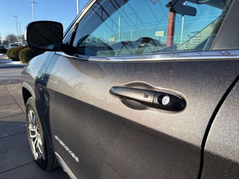 Used 2019 Jeep Cherokee Latitude Plus w/ Cold Weather Group image 10