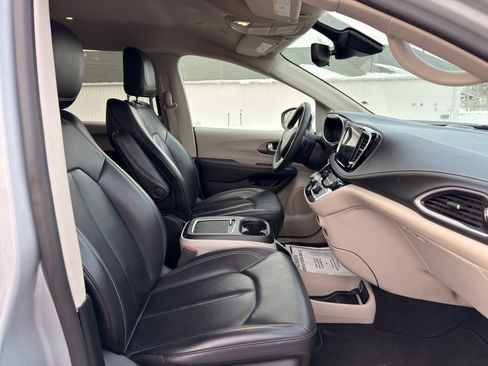 Used 2023 Chrysler Pacifica Touring-L image 45