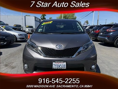 Used 2017 Toyota Sienna SE w/ SE Preferred Package FWD image 2