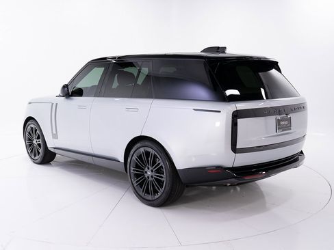 Used 2025 Land Rover Range Rover SE image 3