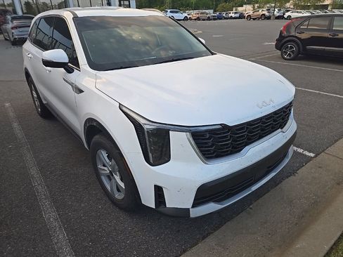 Used 2025 Kia Sorento LX image 5