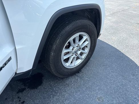 Used 2020 Jeep Grand Cherokee Laredo RWD image 27