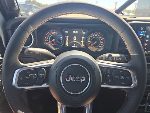 Used 2024 Jeep Wrangler Unlimited Sahara AWD/4WD image 10
