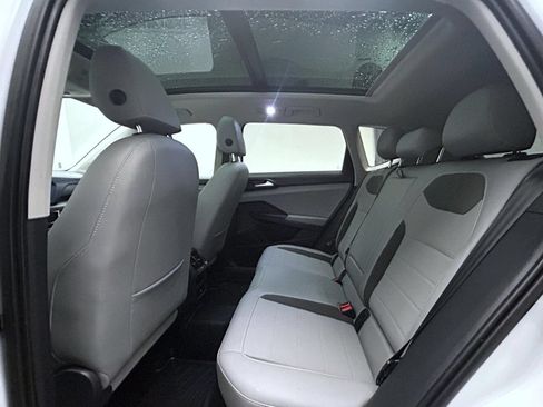 Used 2022 Volkswagen Taos SE w/ Panoramic Sunroof Package AWD/4WD image 19