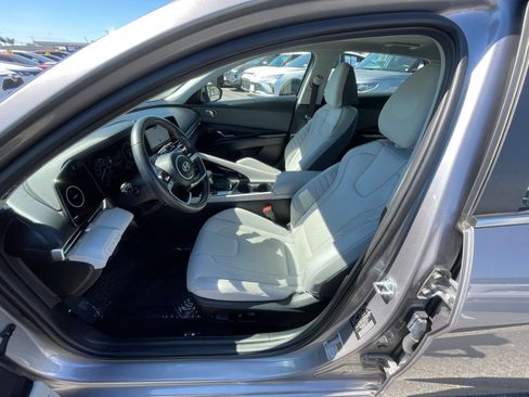 Used 2025 Hyundai Elantra Limited image 29