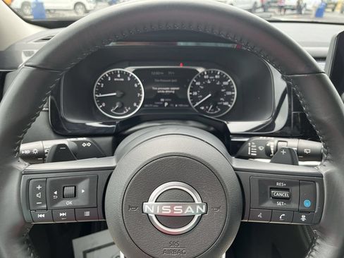 Used 2025 Nissan Pathfinder SV FWD image 14