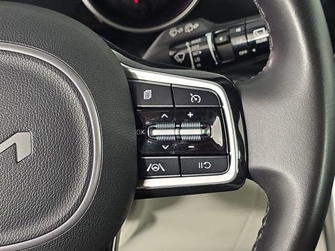 Used 2023 Kia Carnival LX FWD image 30