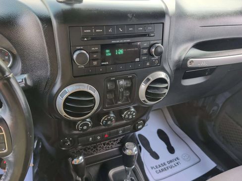 Used 2016 Jeep Wrangler Unlimited Rubicon w/ Connectivity Group AWD/4WD image 14