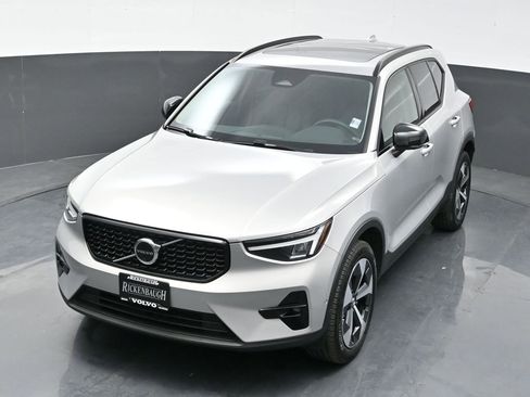 Used 2024 Volvo XC40 B5 Plus image 18