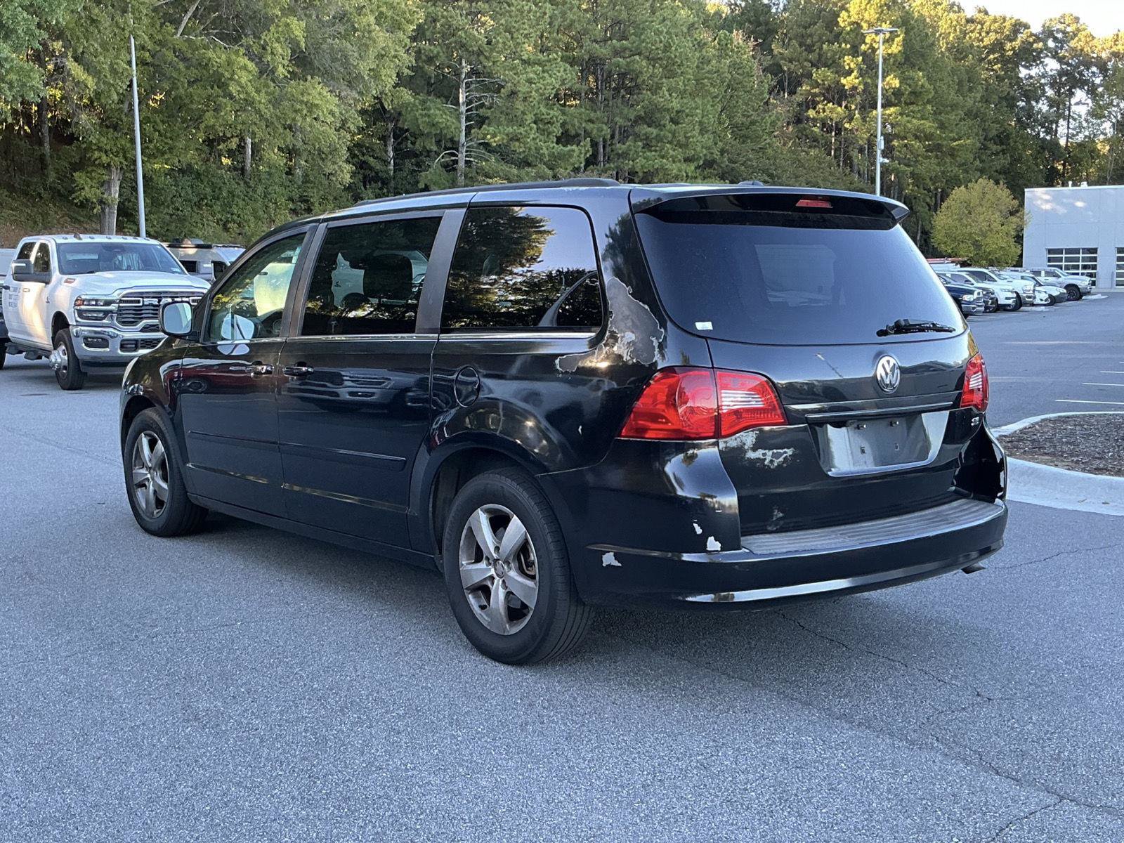 Used 2011 Volkswagen Routan SE FWD image 3
