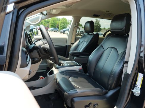 Used 2024 Chrysler Pacifica Touring-L FWD image 14