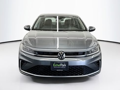 Used 2025 Volkswagen Jetta SE FWD image 2
