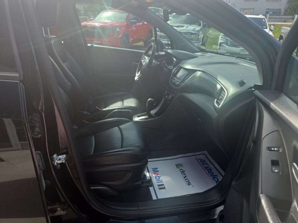 Used 2022 Chevrolet Trax LT w/ Premium Seat Package AWD/4WD image 13