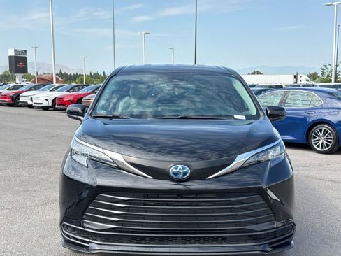 Used 2025 Toyota Sienna LE FWD image 2