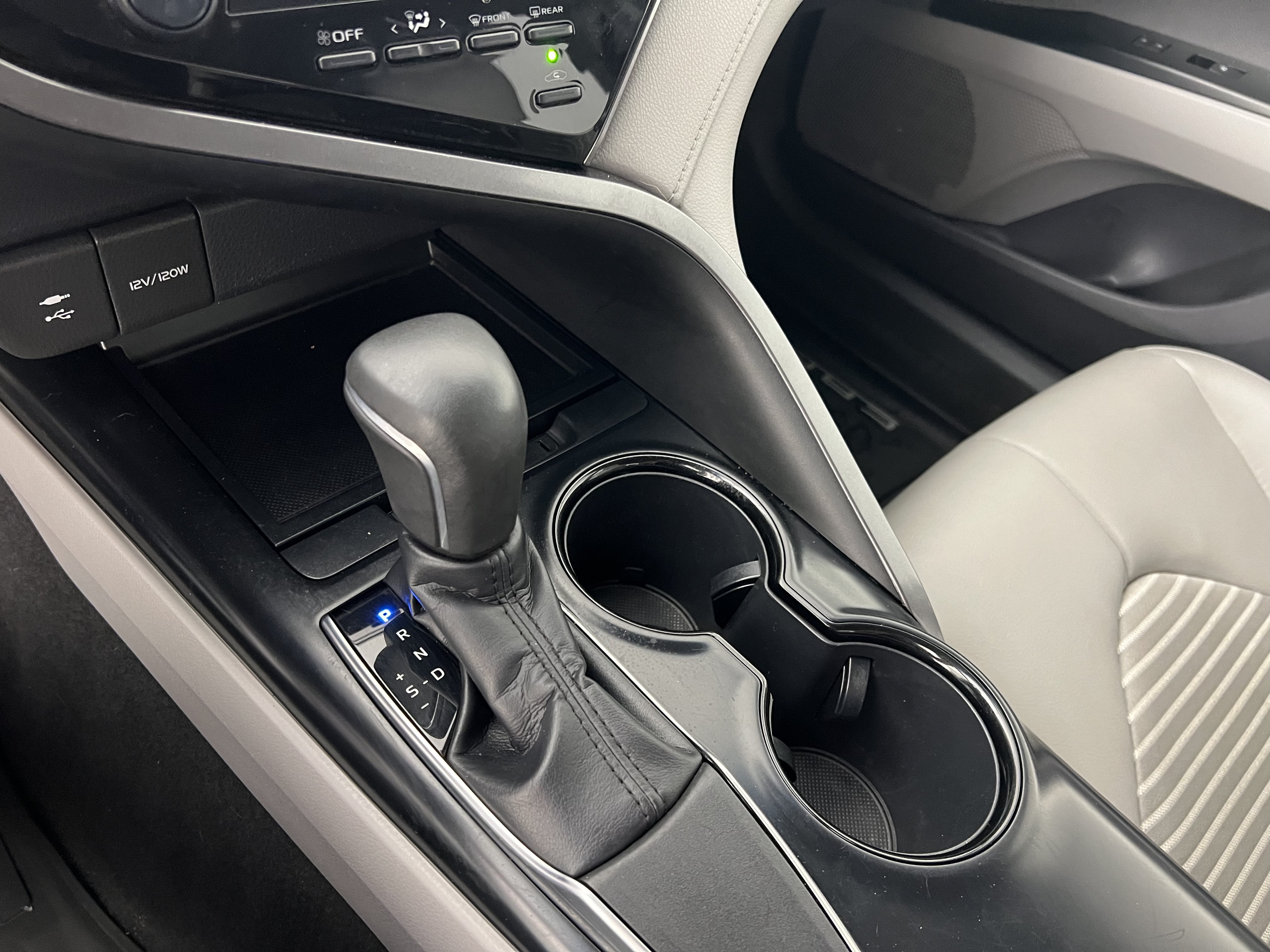 Used 2019 Toyota Camry SE FWD image 31