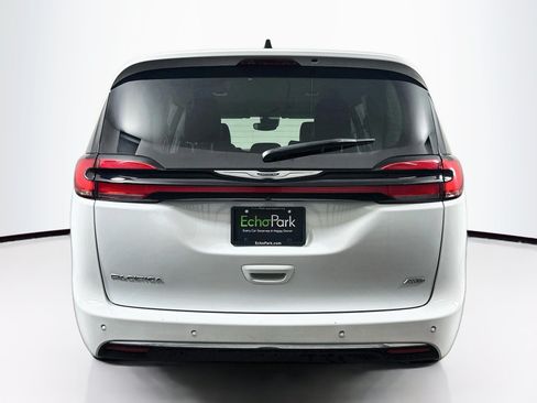 Used 2023 Chrysler Pacifica Touring-L AWD/4WD image 7