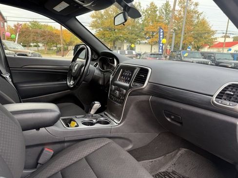 Used 2020 Jeep Grand Cherokee Laredo image 26