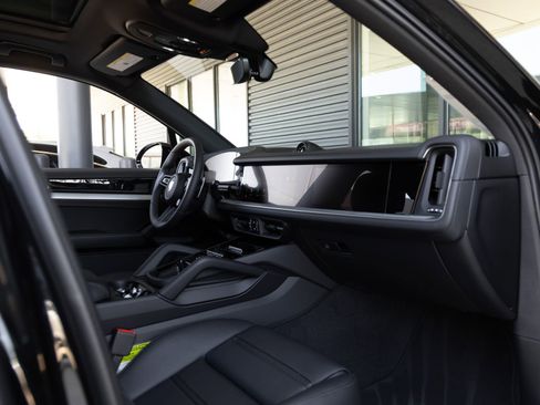 Certified 2025 Porsche Cayenne E-Hybrid AWD/4WD image 40
