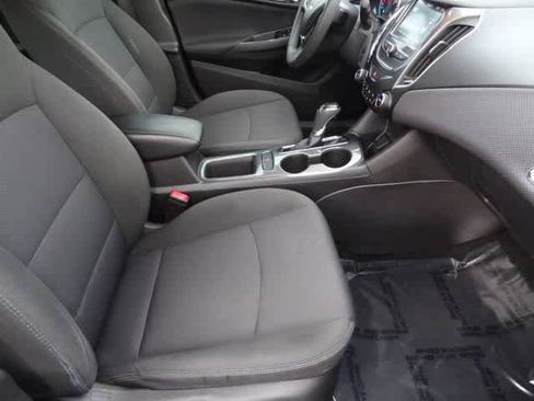 Used 2018 Chevrolet Cruze LT w/ Convenience Package FWD image 12