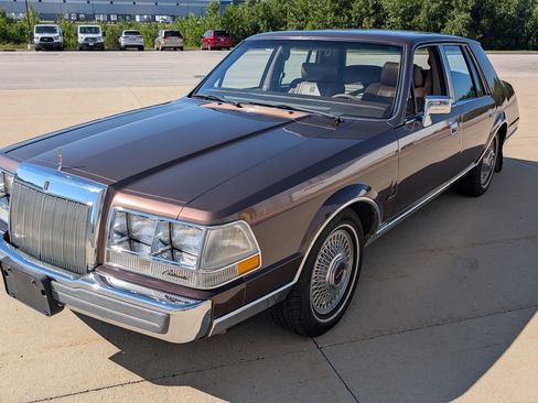 Used 1987 Lincoln Continental Signature RWD image 2