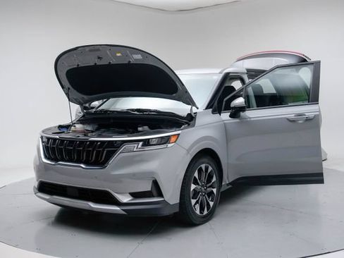 Used 2022 Kia Carnival EX FWD image 17