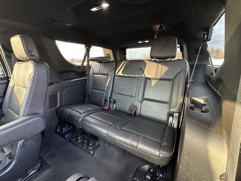 Used 2022 Chevrolet Suburban RST w/ Luxury Package image 14