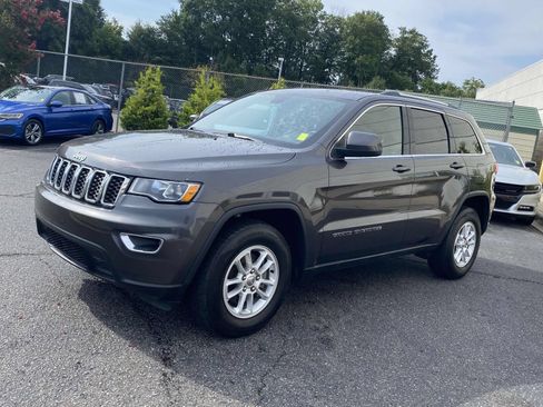 Used 2019 Jeep Grand Cherokee Laredo RWD image 3