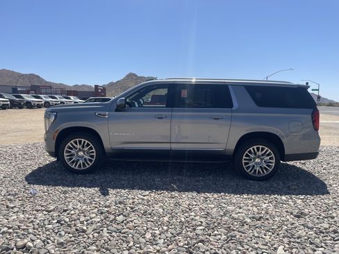 Used 2025 GMC Yukon XL Denali AWD/4WD image 2