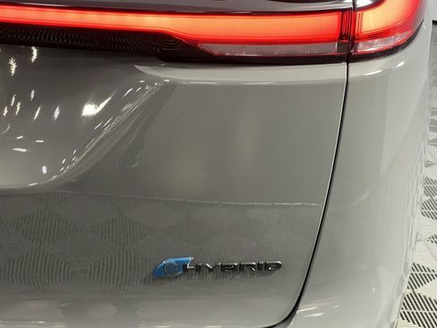 Used 2022 Chrysler Pacifica Limited w/ Uconnect Theater Family Group image 14