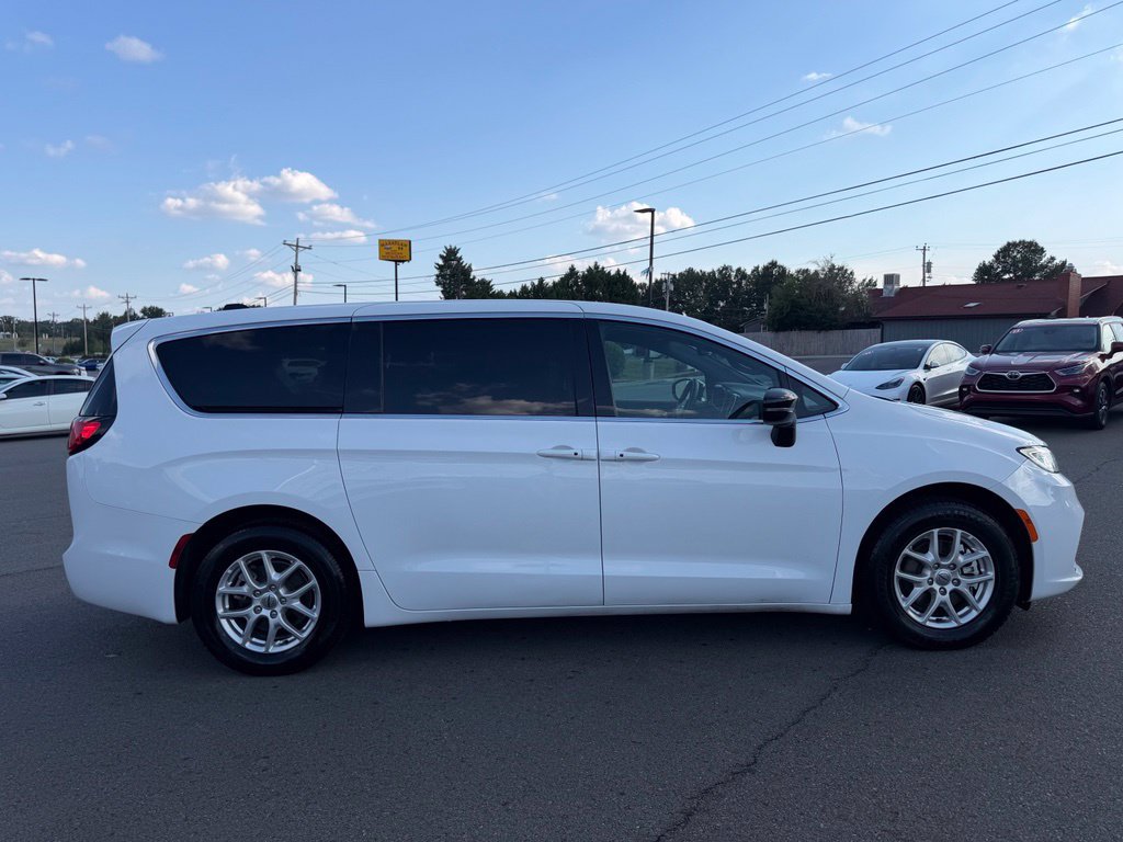Used 2025 Chrysler Pacifica Select FWD image 2