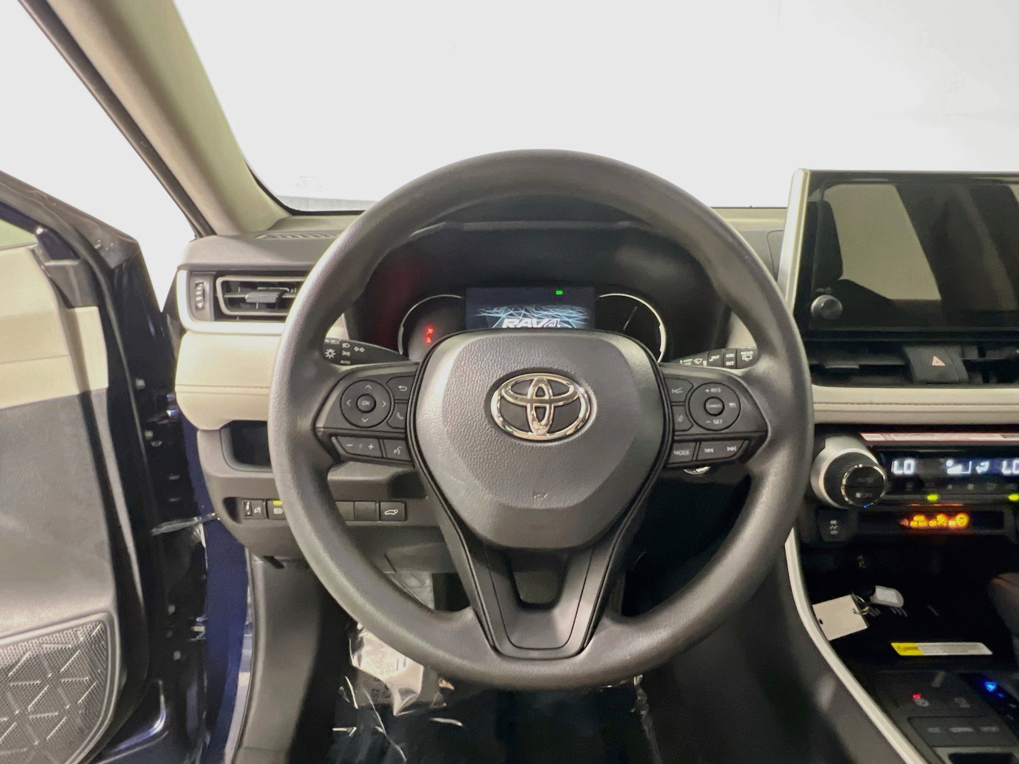 Used 2025 Toyota RAV4 XLE w/ Convenience Package FWD image 18