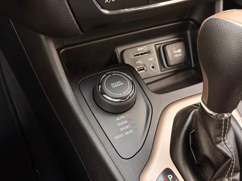 Used 2018 Jeep Cherokee Latitude w/ Safety Group AWD/4WD image 35