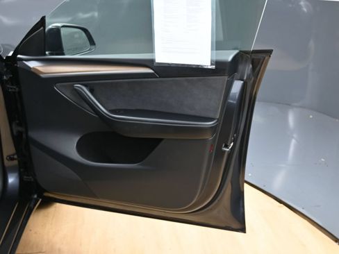 Used 2024 Tesla Model Y Long Range RWD image 39