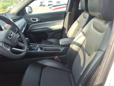 Used 2025 Jeep Compass Latitude AWD/4WD image 7