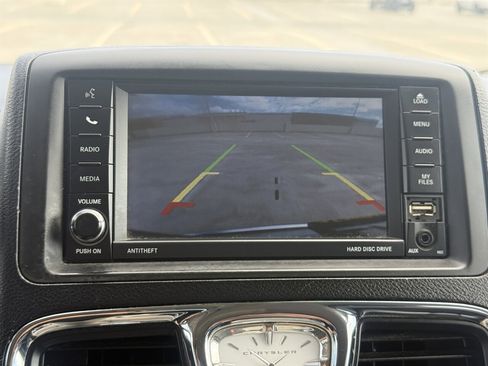 Used 2015 Chrysler Town & Country Touring image 21