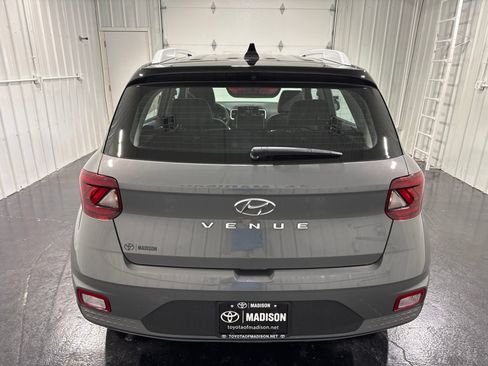Used 2022 Hyundai Venue Limited FWD image 4