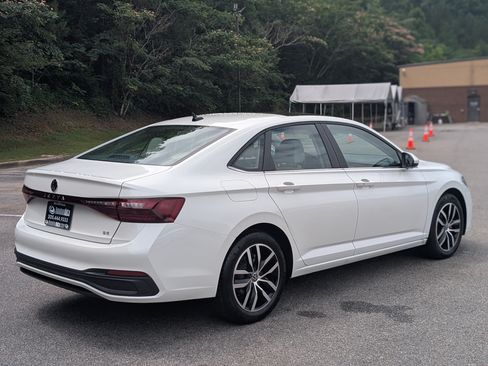 Used 2025 Volkswagen Jetta SE w/ Sunroof Package FWD image 9