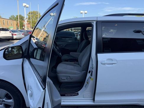 Used 2017 Toyota Sienna LE FWD image 12