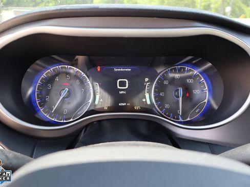 Used 2023 Chrysler Pacifica Touring-L FWD image 18