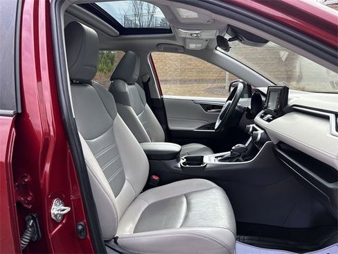 Used 2020 Toyota RAV4 XLE Premium image 28