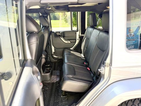 Used 2016 Jeep Wrangler Unlimited Sahara AWD/4WD image 15